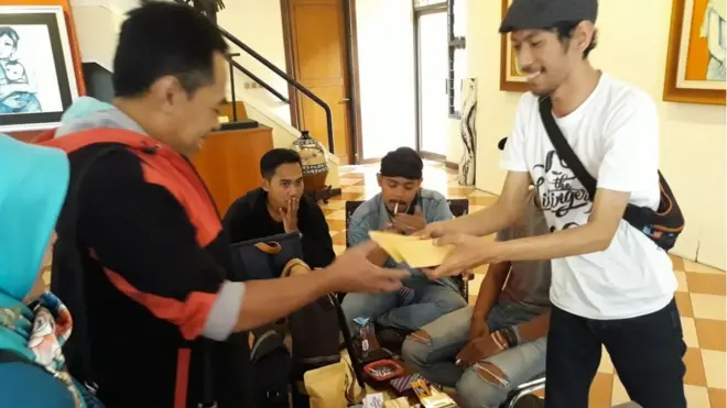 Kampanye penukaran sebuah buku cerita anak dengan sebungkus tembakau kering sedang berlangsung di Bandung, Jawa Barat.