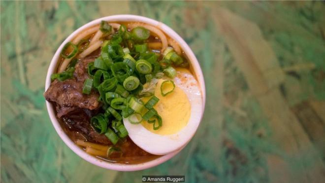 新奥尔良的多元文化蕴育了面条汤的独特风味，它被认为是中华菜系与灵魂料理（美国黑人料理）融合的一道菜式。 (Credit: Amanda Ruggeri)