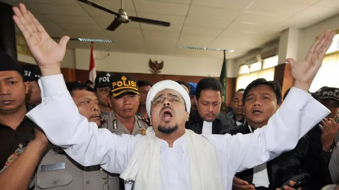 Ketum FPI, Riziek Shihab, saat diadili dalam sebuah kasus di Pengadilan Negeri Jakarta, 30 Oktober 2008.