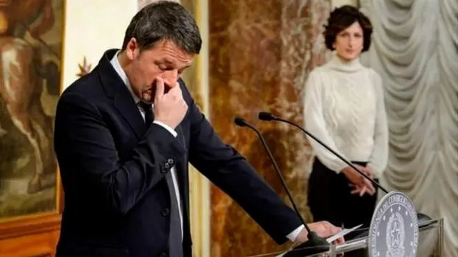 Renzi anunció su renuncia tarde el domingo, tras conocer el resultado y bajo la mirada atenta de su esposa.