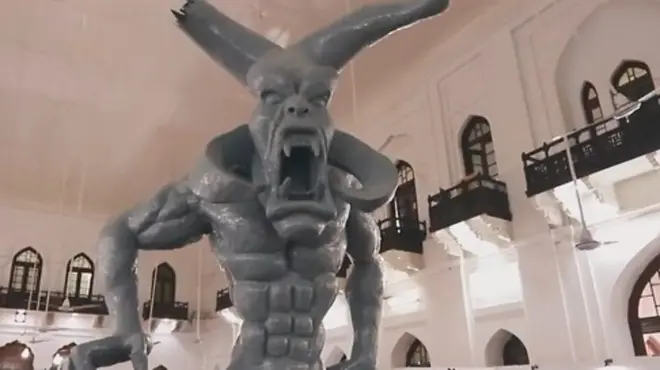 لاہور کے تاریخی عجائب گھر کے باہر نصب مجسمہ کیا اس قدر دہشت ناک تھا کہ اسے ہٹا دیا گیا؟ ہمارے ساتھی عمر دراز نے لاہور کے عوام سے جاننے کی کوشش کی