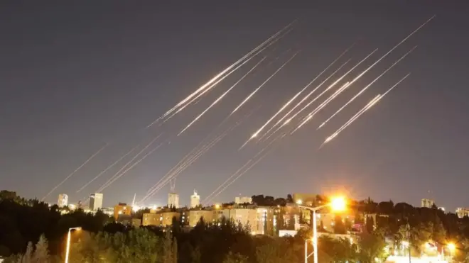 ටෙහෙරානයට එල්ල වූ ඊශ්‍රායල් ප්‍රහාරවලින් පසු ඉරානයෙන් ඊශ්‍රායලට මිසයිල ප්‍රහාර: 4 දෙනෙකු මිය ගොස් ලාංකිකයෙකු ඇතුළු 99 දෙනෙකුට තුවාල