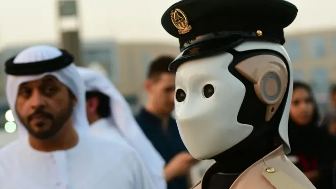 Na UAE get di first robot police for di whole world.