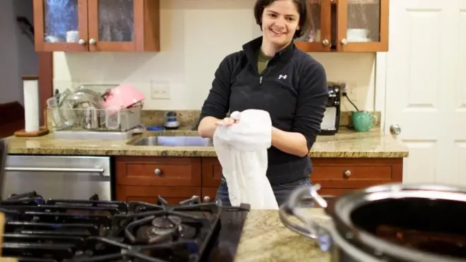 غوين ميرز، البالغة من العمر 28 عاما، في منزلها في ولاية مينيسوتا