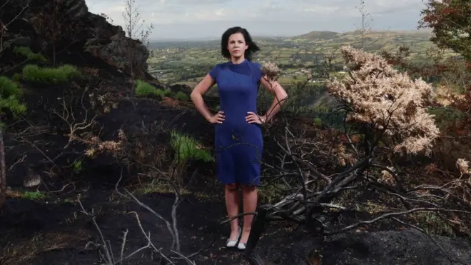 英國北愛爾蘭企業家艾瑪的公司在北愛邊境兩邊都有辦公室，作為公司總裁她很擔心英國脫歐後邊境是否會設立邊卡，妨礙她每天工作。