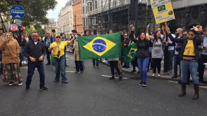 Apoiadores de Jair Bolsonaro em frente à Embaixada do Brasil em Londres, onde a espera na fila para votar chegou a quase 3 horas