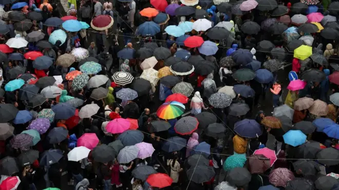 Hiljade kišobrana na četvrtom protestu Srbija protiv nasilja