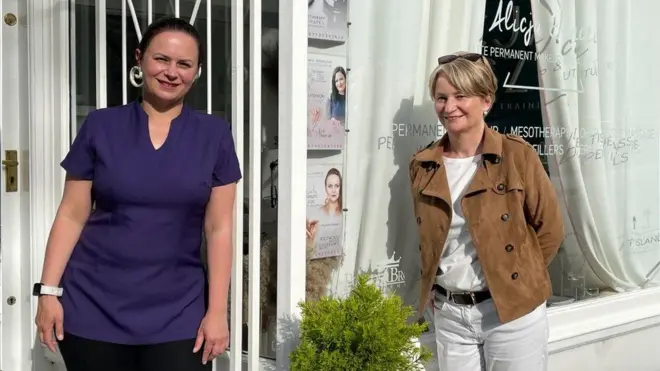 دومينيكا (يسار) قالت إن اللقاء مع شوناك كان مشحونا بالعواطف