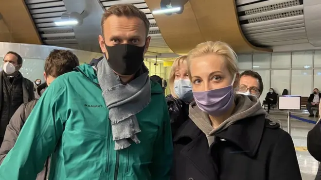 Alexei Navalny dan istri Yulia berfoto sebelum melewati bagian imigrasi di terminal kedatangan Bandara Sheremetyevo di Moskow, Rusia (17/01).