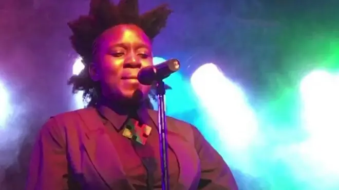 Joyce Babatunde di sing for stage