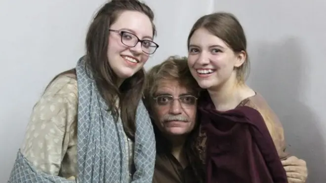 Taliya (dhanka midig) waxay ka walwalsan tahay xaaladda aabbaheed