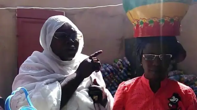 La calebasse où l'on verse l'argent des bouteilles vendues.