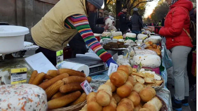 Berbagai keju Polandia, termasuk Oscypek dijual menyambut All Saints' Day.