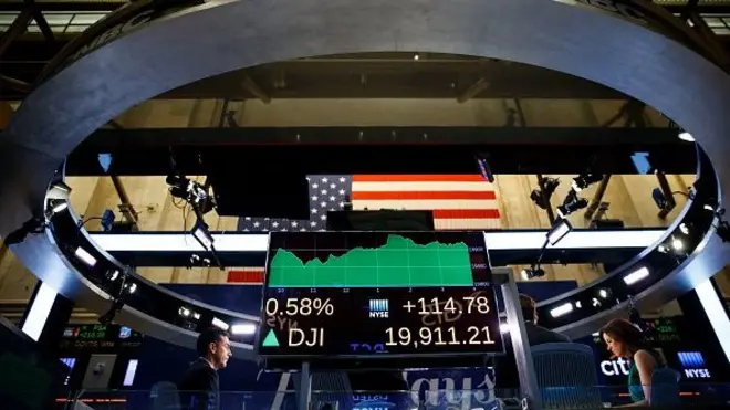 อ็อกซ์ฟอร์ด อีโคโนมิกส์ คาดว่า เศรษฐกิจโลกจะขยายตัวเพิ่มขึ้นจาก 2.9% ในปีนี้ไปเป็น 3.2% ในปีหน้า