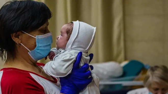 우크라이나 키이우의 지하 탁아소에 아기를 돌보는 간호사