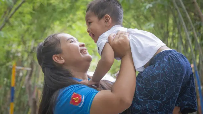 คุณแม่อุ้มลูก