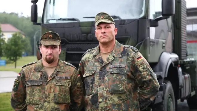 Мгновенная реакция капрала Зайделя (слева) и старшего сержанта Фришко помогла предотвратить крупную автокатастрофу