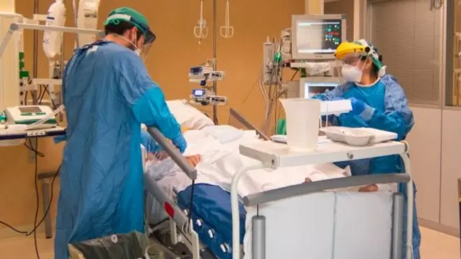 Los síntomas tienen una gran amplitud de rango en su severidad. Según la OMS, el 6% de los casos entra en estado crítico.