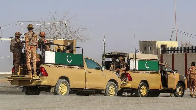 سربازان پاکستان پس از درگیریهای مرزی شبانه بین دو کشور، در نزدیکی گذرگاه مرزی دو کشور در منطقه چمن در حال گشتزنی هستند