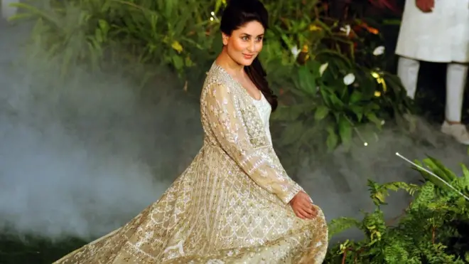 گذشتہ روز پانچ فروری کو اداکارہ کرینہ کپور ماں بننے کے بعد پہلی بار ریمپ پر نظر آئیں