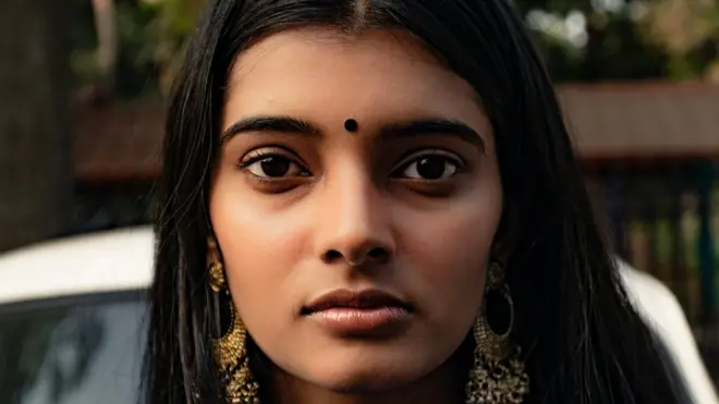 ప్రశాంతంగా ఉన్న యువతి