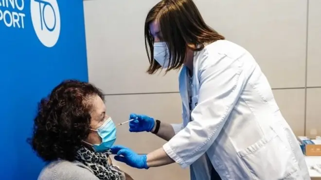Pemberian vaksin di bandara turin Itali, pada 19 April.