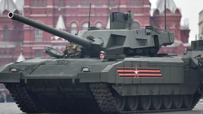 Танк "Армата" принадлежит к новому поколению российских танков, которое должно прийти на смену советским вооружениям.