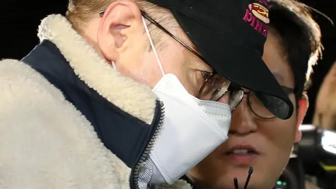 마약류 투약 혐의로 체포된 방송인 하일(로버트 할리·60)씨가 9일 오전 수원남부경찰서에서 조사를 마치고 수감을 위해 압송되고 있다