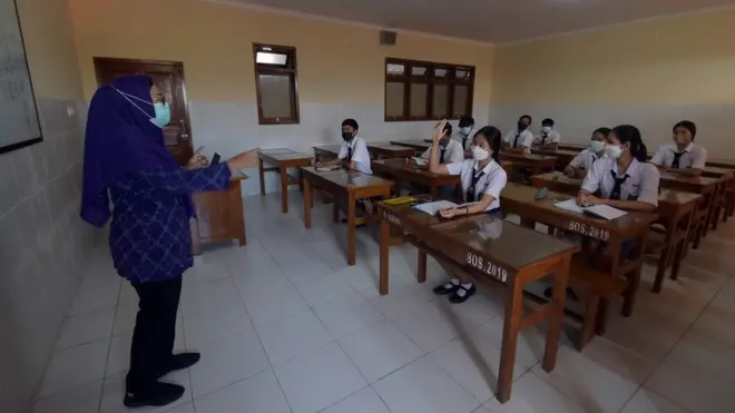 Siswa kelas XII SMK PGRI 3 Denpasar mengikuti pelajaran Bahasa Inggris saat PTM terbatas di Denpasar, Bali, Senin (20/09).