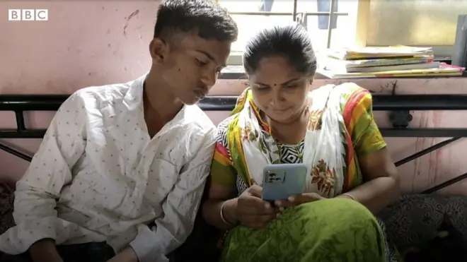 10 ශ්‍රේණියේ විභාගය පුතා සමග එකට සමත් වුණු සනීපාරක්‍ෂක සේවිකාවක වූ අම්මා