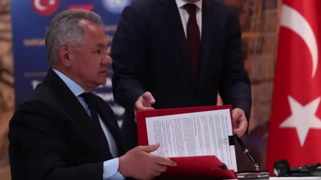 El ministro de Defensa de Rusia, Sergei Shoigu, durante la firma de los acuerdos.