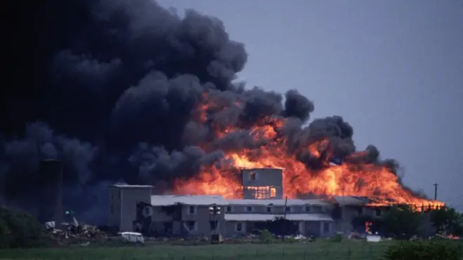 El fuego prendió casi de forma simultánea en tres puntos del edificio.