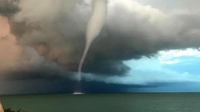 La observadora de fenómenos climáticos 'Michellef' fotografió esta manga de agua en Thorpeness, Inglaterra.