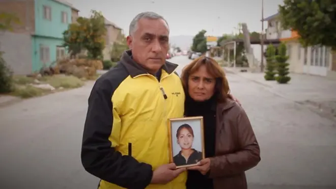 Pareja con la foto de su hija desaparecida