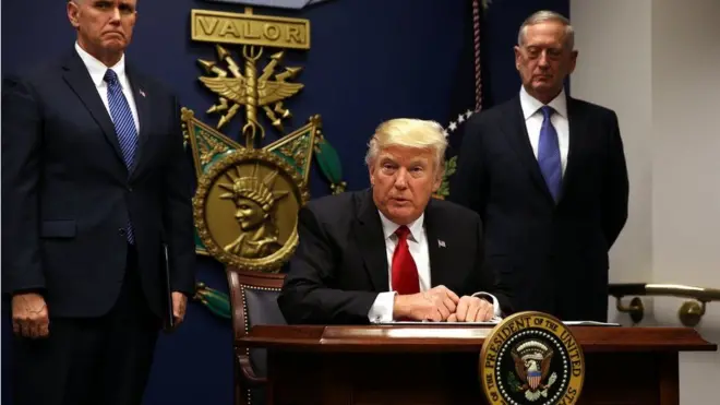 Presiden Trump menegaskan larangan tidak dimaksudkan untuk melarang Muslim tapi mencegah teroris masuk ke Amerika.