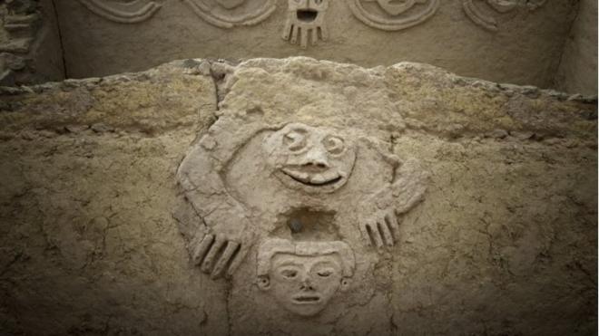 Una foto de la zona arqueológica de Caral que muestra la figura de una rana antropomórfica descubierta en una de las edificaciones de la civilización Caral, al norte de Lima.