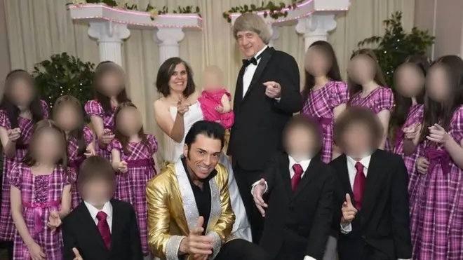 بظاہر یہ ایک خوش خاندان ہی نظر آتا ہے