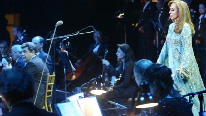فيروز تغني على مسرح الأرينا بجامعة عمان الاهلية عام 2004