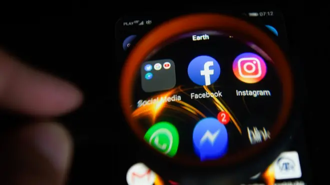 Facebook уже дважды - в 2017 и 2018 годах - отчитывалась об удалении аккаунтов, связанных с российскими троллями. Те же учатся на своих ошибках и все эффективнее заметают цифровые следы