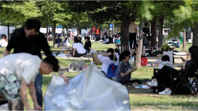 새로운 사회적 거리두기 개편 전 마지막 주말인 27일 오후 서울 여의도 한강공원을 찾은 시민들이 나무그늘 아래에서 즐거운 시간을 보내고 있다