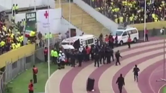 Enner Valencia en ambulancia