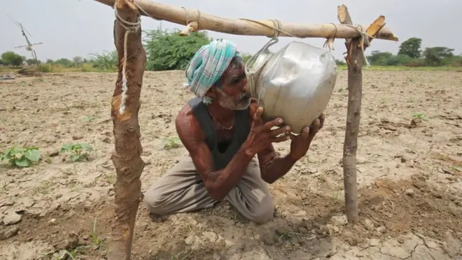 زیر زمین پانی کی سطح میں کمی آنے کے سبب ابھی سے انڈیا کے بعض حصوں میں پینے کے پانی کی قلت شروع ہو گئی ہے