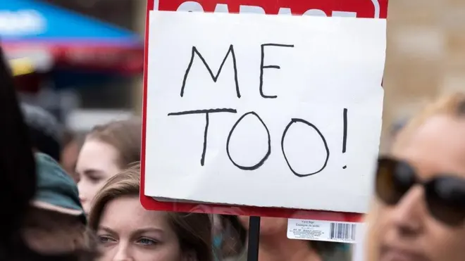 نساء يرفعن شعار "أنا ايضا" لمواجهة التحرش الجنسي