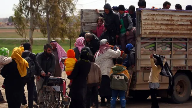 Sejumlah pengungsi yang tiba di Kamp Ain Nissa, 50 km dari Raqqa.