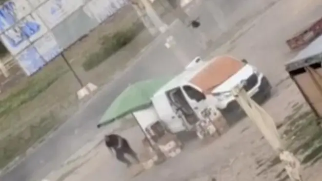 Un hombre vestido de negro intenta escapar de un dron.