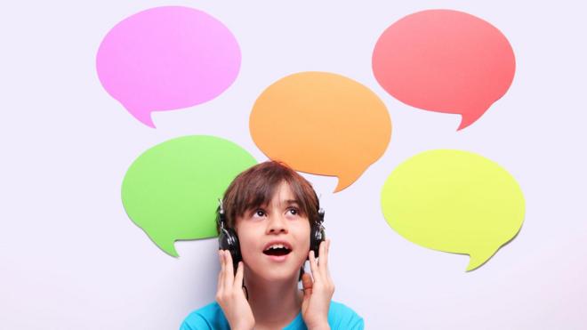 Uma criança com fones de ouvido que parece ouvir frases em idiomas diferentes