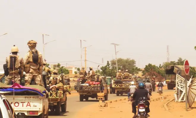 Les troupes françaises, escortées par les forces nigériennes, se retirent de Niamey, au Niger, le 10 octobre 2023, sur ordre des dirigeants militaires nigériens.