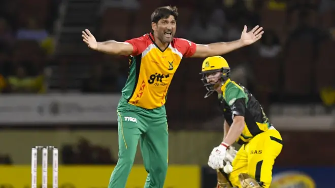 سہیل تنویر وکٹ کے لیے اپیل کرتے ہوئے