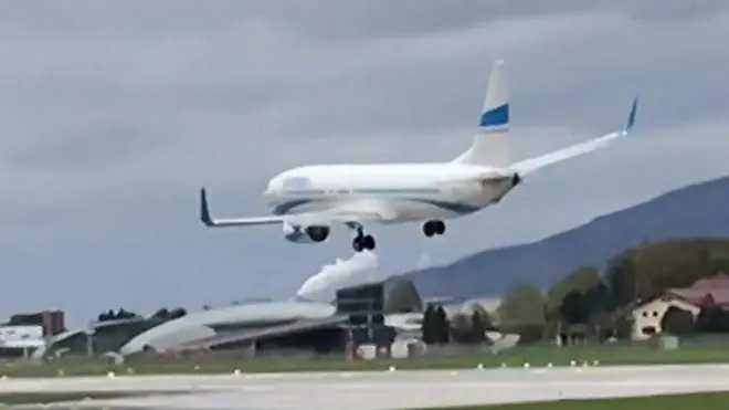 El intento frustrado de aterrizaje de un avión en Salzburg.