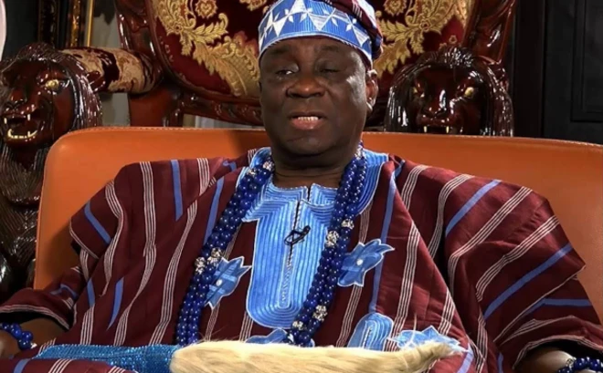 Ọba Rilwan Akiolu wọ aṣọ òfì, kó ìlẹ̀kẹ̀ sọ́rùn, mú ìrùkẹ̀rẹ̀ lọ́wọ́